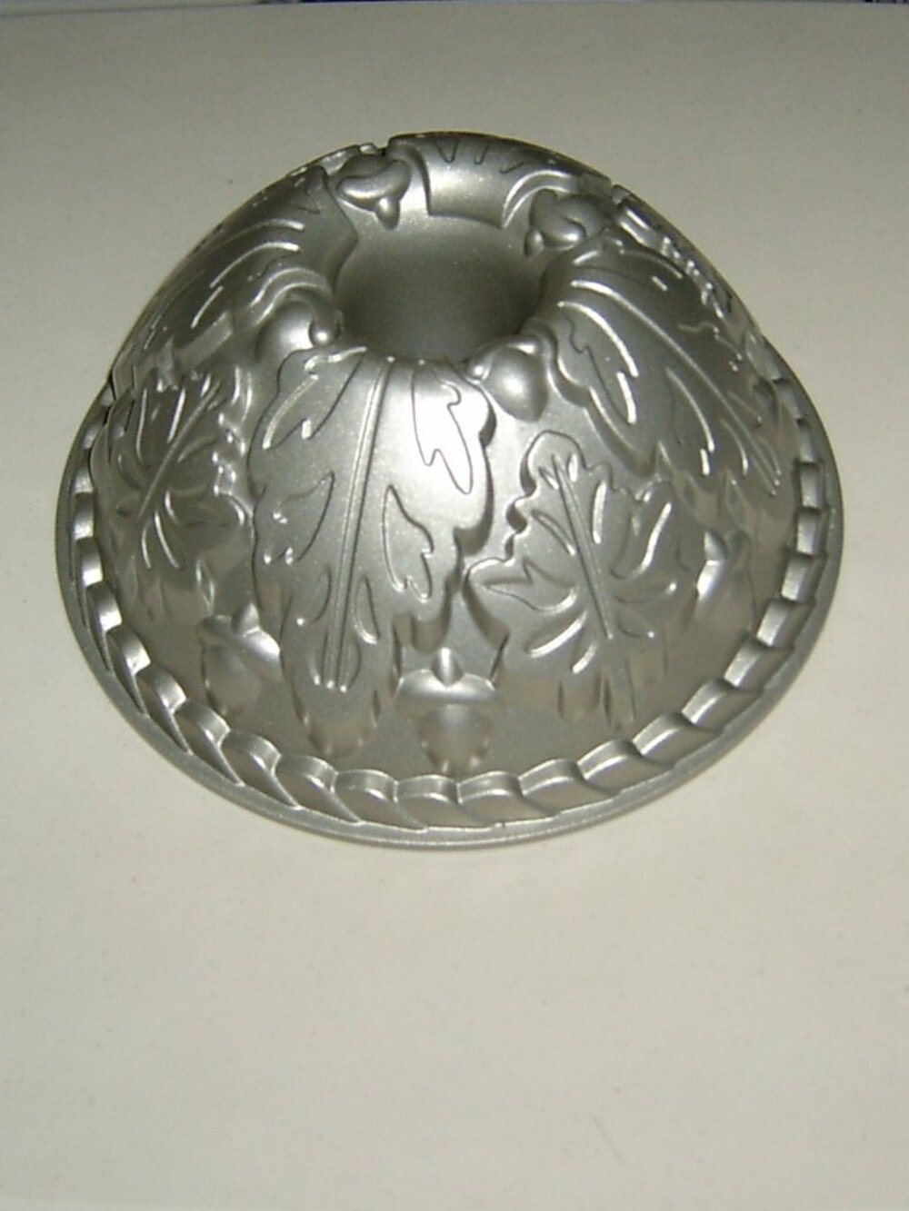 Leaf Design Bundt Pan 9.5” Across, Excellent Condition